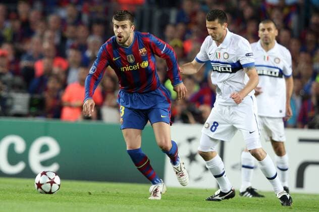 FC Barcelona (blue) - Inter Mailand (white), Barca, Inter Milan s Thiago Motta and Gerard Pique of Barcelona 
