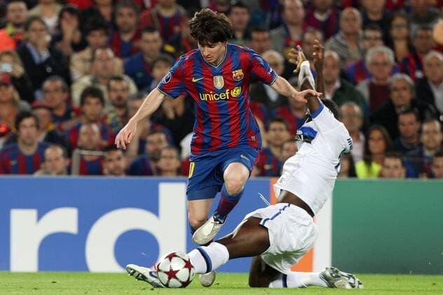 FC Barcelona (blue) - Inter Mailand (white), Barca, Inter Milan s Muntari and Lionel Messi of Barcelona 