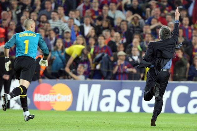 FC Barcelona (blau) - Inter Mailand (weiß), Barca, Coach Jose Mourinho (Inter, re.) feiert frenetisch den Finaleinzug. Der unterlegende Torwart Victor Valdes (Barca) zeigt sich als schlechter Verlierer und geht ihn an  o0 Jubel, Freude