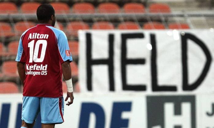 28.04.2010, Krefeld, Fussball, Niederrheinliga, KFV Uerdingen - VfB Homberg. Ailton erzielt sein erstes Tor für den KFC Uerdingen. Ailton (Krefeld) - ein Held beim KFC Uerdingen o0 Schriftzug