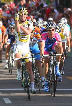 Tour de Romandie 2.Etappe Fribourg - Fribourg. Etappensieger Mark Cavendish GBR Tdeam HTC Columbia vor Danilo Hondo Deutschland rechts Team Lampre -Farnese Vini 29 .April 2010, Cavendish zeigte das umgedrehte Victory Zeichen und sorgte mit dieser britischen Version des Stinkefingers für Ärger. o0 Jubel Freude Ziel Stinkefinger Gestik obszön provozieren Provokation vulgär Ausschluß 