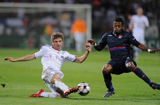 27.04.2010, Lyon - Champions League 2009 2010 - Halbfinale Rückspiel - Olympique Lyon vs FC Bayern München 0:3 --- Thomas Mueller (FCB, li.) gegen Michel Bastos (Lyon) 