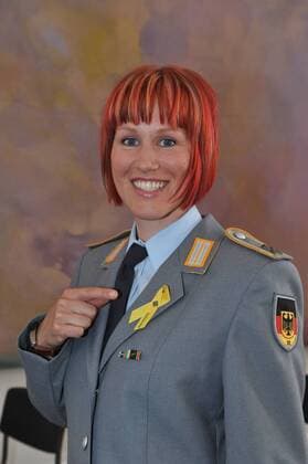 Kati Wilhelm, die Sportlerin bei der Auszeichnung mit dem Silbernen Lorbeerblatt für die Medaillengewinner der Olympischen Winterspiele 2010 in Berlin am 30.04.2010 Verleihung Silberne Lorbeerblatt, Berlin, GER 2010  o0 Soldat Sportsoldat