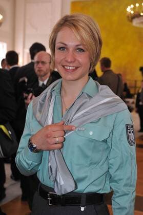 Magdalena Neuner, die Sportlerin bei der Auszeichnung mit dem Silbernen Lorbeerblatt für die Medaillengewinner der Olympischen Winterspiele 2010 in Berlin am 30.04.2010 Verleihung Silberne Lorbeerblatt, Berlin, GER 2010  o0 Zoll Polizist