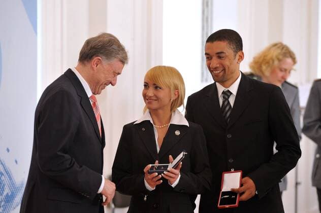 Aljona Savchenko und Robin Szolkowy r., die Sportler bei der Auszeichnung mit dem Silbernen Lorbeerblatt für die Medaillengewinner der Olympischen Winterspiele 2010 mit Bundespräsident Horst Köhler in Berlin am 30.04.2010 Verleihung Silberne Lorbeerblatt, Berlin, GER 2010  o0 Eiskunstlauf Paar Paarlauf