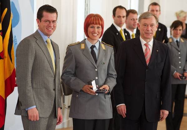 Berlin 30.04.2010 Verleihung des Silbernen Lorbeerblattes durch Bundespraesident Horst Koehler (rote Krawatte) und Bundesverteidigungsminister Karl-Theodor zu Guttenberg (gelbe Krawatte) im Schloss Bellevue - Sportler des DOSB (Deutscher Olympischer Sportbund) Biathlon Kati Wilhelm