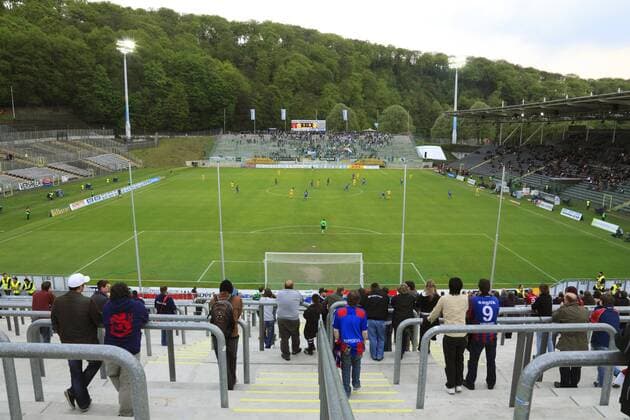 Fußball, Stadiongeschichte Wuppertaler SV Fussball, nur wenige Zuschauer im Stadion Am Zoo in Wuppertal beim letzten Heimspiel vor dem der Abstieg des WSV bereits feststand, 3. Liga, 2009 2010, Wuppertaler SV o0 Sportstätte Totale Zuschauermangel Fan Zuschauer mangelndes Zuschauerinteresse pessimistisch