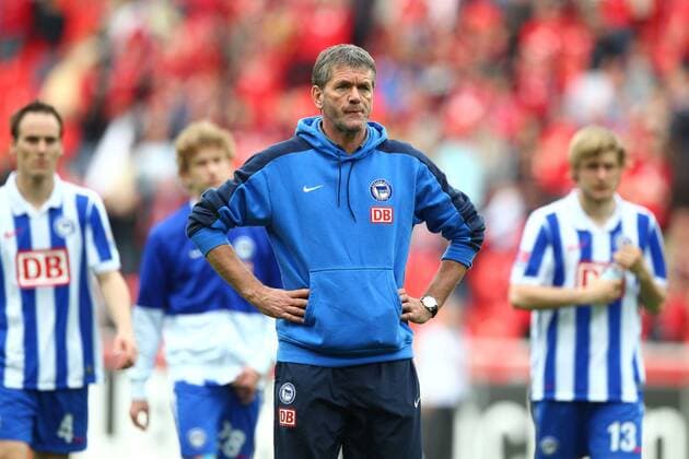 01.05.2010, Bayer 04 Leverkusen - Hertha BSC Berlin: Berlins Trainer Friedhelm Funkel enttäuscht o0 Abstieg