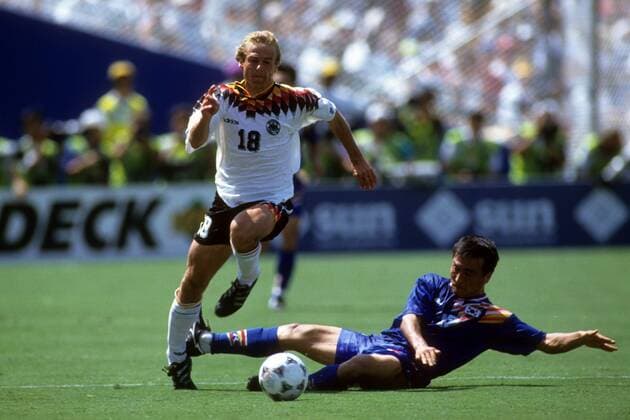 Jürgen Klinsmann (Deutschland, li.) gegen Choi Young Il (Südkorea) Fußball WM Herren WM 1994, Länderspiel, Nationalteam, Nationaltrikot, Deutschland - Südkorea 3:2, Korea Gruppe Dallas Dynamik, Kampf,