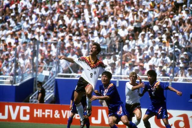 Karlheinz Riedle (Deutschland, li.) gegen Choi Young Il (Südkorea) Fußball WM Herren WM 1994, Länderspiel, Nationalteam, Nationaltrikot, Deutschland - Südkorea 3:2, Korea Gruppe Dallas Dynamik, Kampf,