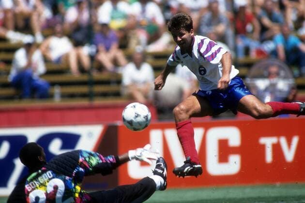 Oleg Salenko (Russland, re.) überwindet Torwart Jacques Songoo (Kamerun) Fußball WM Herren WM 1994, Länderspiel, Nationalteam, Nationaltrikot, Russland - Kamerun 6:1 Gruppe San Francisco Dynamik, Kampf, Abwehr,