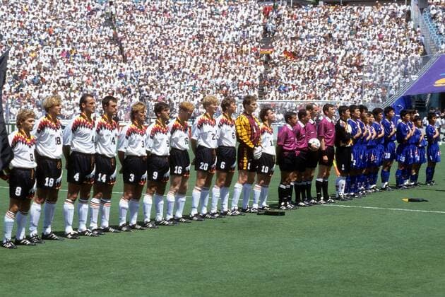 Mannschaftsvorstellung in Dallas vor dem Spiel der WM 1994 zwischen Deutschland (li.) und Südkorea Fußball WM Herren WM 1994, Länderspiel, Nationalteam, Nationaltrikot, Deutschland - Südkorea 3:2, Korea Totale Dallas
