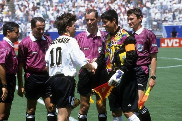 Lothar Matthäus (Deutschland, vorn li.) und Torwart Choi In Young (Südkorea) - Shakehands, dazwischen FIFA Schiedsrichter Joel Quiniou (Frankreich) Fußball WM Herren WM 1994, Länderspiel, Nationalteam, Nationaltrikot, Deutschland - Südkorea 3:2, Korea Gruppe Dallas