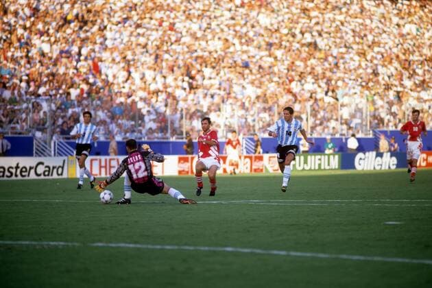 Hristo Stoichkov (Bulgarien, Mitte) überwindet Torwart Luis Islas (Argentinien) und erzielt das Tor zum 0:1 Fußball WM Herren WM 1994, Länderspiel, Nationalteam, Nationaltrikot, Argentinien - Bulgarien 0:2 Totale Dallas