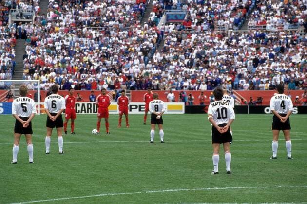 Gedenkminute für Andres Escobar (Kolumbien) in Chicago vor dem Spiel der WM 1994 zwischen Deutschland (in Weiß) und Belgien Fußball WM Herren WM 1994, Länderspiel, Nationalteam, Nationaltrikot, Deutschland - Belgien 3:2 Totale Chicago Ruhe,