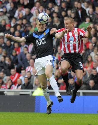 Sunderland s Lee Cattermole and ManU s Darren Fletcher, Sunderland AFC (red) - Manchester United (black), EDITORIAL USE ONLY. No use with unauthorised audio, video, data, fixture lists, club league logos or live services. Online in-match use limited to 120 images, no video emulation. No use in betting, games or single club league player publications.