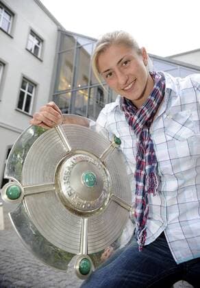 Bianca Schmidt, Meisterschale, 1. FFC Turbine Potsdam, Meisterfeier, Frauenfußball, Bundesliga, Saison 2009 2010, Potsdam, 02.05.2010; o0 Trophäe, Objekte, Pokal, Schale, Freude, Jubel,
