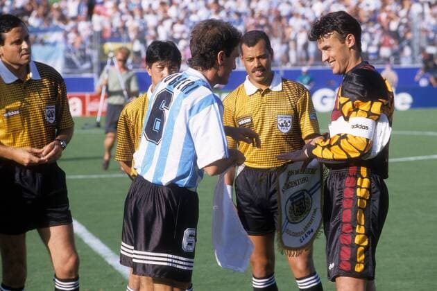 Oscar Ruggeri (Argentinien, li.) und Torwart Borislav Mikhailov (Bulgarien) - Wimpeltausch, dahinter v.li.: FIFA Schiedsrichter Neji Jouini (Tunesien), der 4. Offizielle An Yan Lim Kee Chong (Mauritius) und Linienrichter El Jilali Mohamed Rharib (Marokko) Fußball WM Herren WM 1994, Länderspiel, Nationalteam, Nationaltrikot, Argentinien - Bulgarien 0:2 Gruppe Dallas