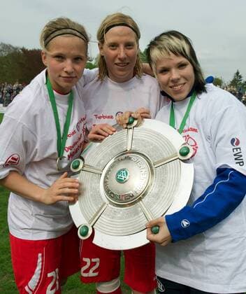 1. FFC Turbine Potsdam - Deutscher Meister 2010 Turbine Potsdam ist Deutscher Damen Fussball Meister 2009 2010 vlnr Tabea KEMME, Stefanie DRAWS, Monique KERSCHOWSKI o0 Jubel, Freude Pokal, Trophäe Schale Meisterschale