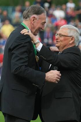 1. FFC Turbine Potsdam - Deutscher Meister 2010 Turbine Potsdam ist Deutscher Damen Fussball Meister 2009 2010 vlnr Trainer Bernd SCHROEDER (l.) erhaelt die Medaille von DFB Praesident Theo ZWANZIGER Turbine Vereinsmitglied o0 Jubel, Freude Funktionär Siegerehrung