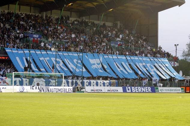 Fußball, Stadiongeschichte Olympique Marseille Ultras AJ Auxerre (weiß) vs. Olympique Marseille (OM blau) xLedoyenxBenoitx  o0 Fan, Fußballfan, Publikum, Fanblock Plakat, Fanplakat, Transparent