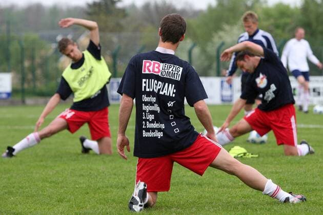 NOFV Oberliga VfL Halle 96 (Saale blau) vs. RasenBallsport Leipzig (RB weiß) 0:2 (0:0) Schon bei der Erwärmung vor Anpfiff präsentierten sich die RBL Spieler in ihren Aufstiegstrikots. In ihrem Flugplan ist die Oberliga abgehakt. Im Foto, vorn: Patrick Bick