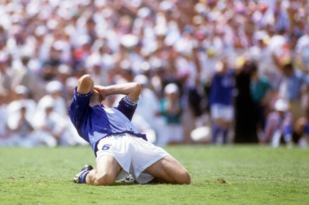 Franco Baresi (Italien) nach seinem verschossenen Elfmeter im Finale der WM 1994 enttäuscht Fußball WM Herren WM Finale 1994, Länderspiel, Nationalteam, Nationaltrikot Einzelbild Los Angeles, LA, L.A. Enttäuschung, Verzweiflung,