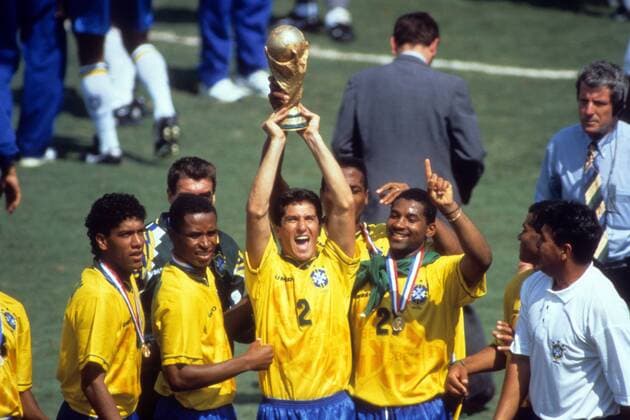 Jorginho (Mitte) präsentiert den Pokal, Brasilien ist Weltmeister 1994 Fußball WM Herren WM Finale 1994, Länderspiel, Nationalteam, Nationaltrikot, Gruppe Los Angeles, LA, L.A. Freude, Begeisterung,
