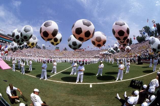 Choreographie mit künstlerisch gestalteten Bällen während der Abschlussfeier der WM 1994 Fußball WM Herren WM 1994, Schlussfeier, Abschlussfeier, Zeremonie Totale Los Angeles, LA, L.A.