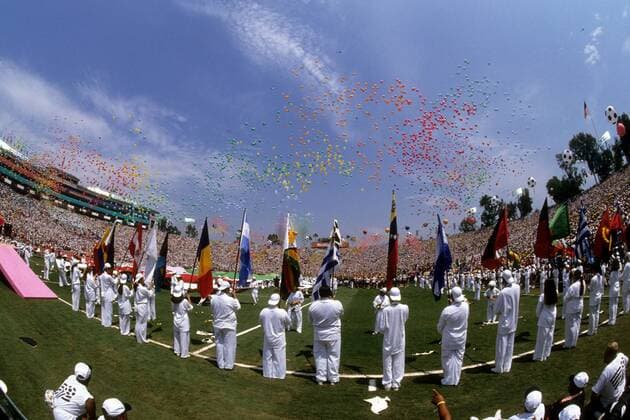 Flaggenparade und fliegende Luftballons während der Abschlussfeier der WM 1994 Fußball WM Herren WM 1994, Schlussfeier, Abschlussfeier, Zeremonie Totale Los Angeles, LA, L.A.
