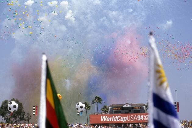 Fliegende Luftballons und bunte Rauchschwaden während der Abschlussfeier der WM 1994 Fußball WM Herren WM 1994, Schlussfeier, Abschlussfeier, Zeremonie Totale Los Angeles, LA, L.A.