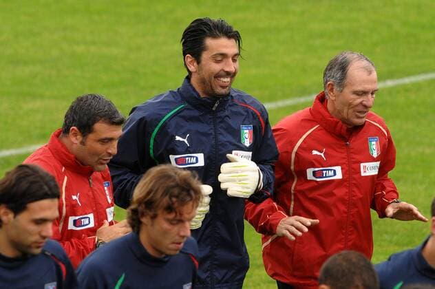 Torwarttrainer Angelo Peruzzi, Gianluigi Buffon und Ivano Bordon (v.li.) - Training der Italienischen Nationalmanschaft während eines 3-tägigen Trainingslagers in La Borghesiana - Rom xmassimoxoliva
