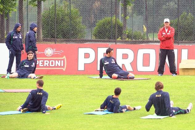 Nationaltrainer Marcello Lippi (Italien, R) beobachtet das Training seiner Italienischen Nationalmanschaft während eines 3-tägigen Trainingslagers in La Borghesiana - Rom xmassimoxoliva