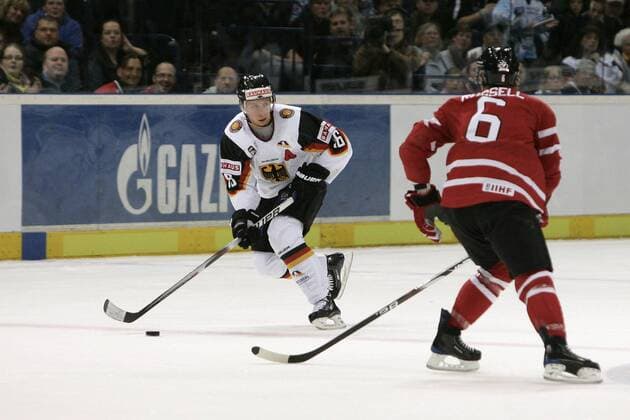 Deutschland - Kanada: Michael Wolf ( Deutschland ), links - Kris Russel ( Kanada ), rechts