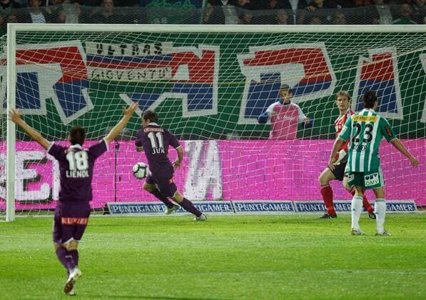 FUSSBALL - BL, A.Wien vs Rapid WIEN,AUSTRIA,05.MAI.10 - FUSSBALL - tipp3 Bundesliga powered by T-Mobile, FK Austria Wien vs SK Rapid Wien. Bild zeigt Michael Liendl, Tomas Jun (A.Wien), Andreas Dober und Raimund Hedl (Rapid). Keywords: Tor. Keywords: Wien Energie. 