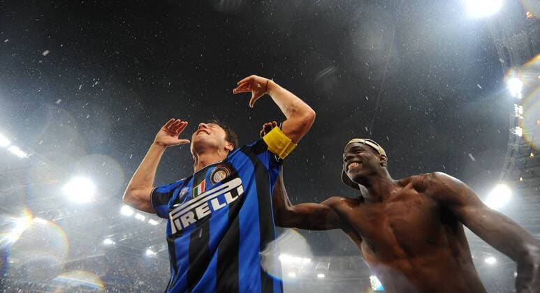 Javier Zanetti (L) of Inter Milan celebrates with Mario Balotelli after winning the Italian Cup football match final at Olimpico Stadium on May 05, 2010 in Rome, Italy. xLucaxGhidonix  ActionPlus20133814 o0 Pokalfinale, Jubel, Freude