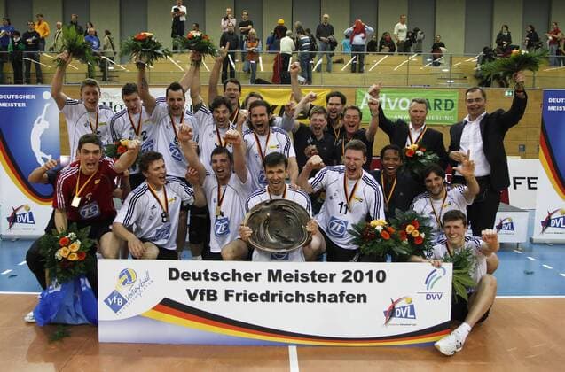 Siegerfoto, der VfB Friedrichshafen ist deutscher Meister 2010 Volleyball DM-Finale, 4. Spiel, 05.05.2010, o0 Jubel, Freude, Totale, Sieg, Sieger, Siegerehrung