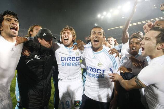 Frankreich Ligue 1, Olympique Marseille ist französischer Meister 2010 - HILTON (3.v.re.), Gabriel HEINZE (3.v.li.) und LUCHO Gonzalez (li.) jubeln - NxLEGOUICxFEP -  o0 Jubel, Freude, Sieg, Sieger,