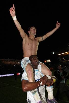 Frankreich Ligue 1, Olympique Marseille ist französischer Meister 2010 - Stephane MBIA nimmt Matthieu VALBUENA auf die Schultern - VincentMICHELxFEP -  o0 Jubel, Freude, Sieg, Sieger, M Bia