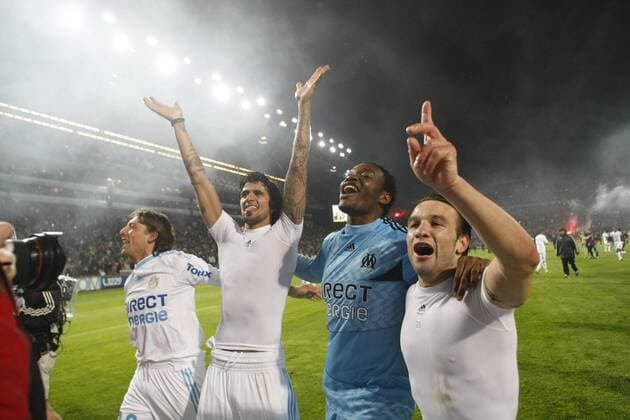 Olympique Marseille ist französischer Meister 2009 2010: v.li. Gabriel HEINZE LUCHO Gonzalez und Steve MANDANDA und Mathieu Valbuena - N.LEGOUICxFEP  o0 Jubel Freude