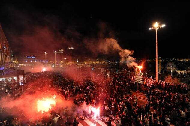 Fans von Olympique Marseille feiern die französische Meisterschaft - JBAutissier -  o0 Fan Zuschauer Totale Freude Jubel Masse Bengalfeuer