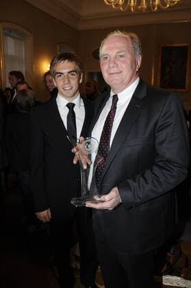München, Schloss Nymphenburg Bündnis für Kinder Gegen Gewalt - Laudator Philipp Lahm (L) und Zivilcouragepreisträger Präsident Uli Hoeness (beide FC Bayern München)