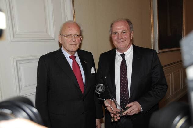 München, Schloss Nymphenburg Bündnis für Kinder Gegen Gewalt - Roman Herzog (L) und der Zivilcouragepreisträger Präsident Uli Hoeness (FC Bayern München) o00 Politik