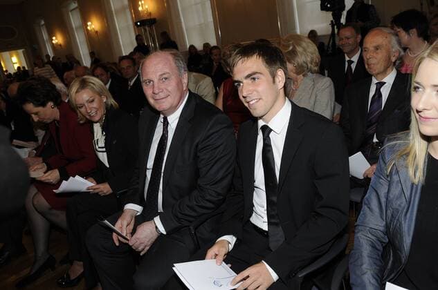 München, Schloss Nymphenburg Bündnis für Kinder Gegen Gewalt - Laudator Philipp Lahm (R) und Zivilcouragepreisträger Präsident Uli Hoeness (beide FC Bayern München)