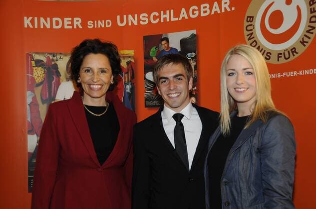 München, Schloss Nymphenburg Bündnis für Kinder Gegen Gewalt - Bayerns Familienministerin Christine Haderthauer (CSU, L) mit Philipp Lahm (FC Bayern München) und dessen Freundin Daniela o00 Politik
