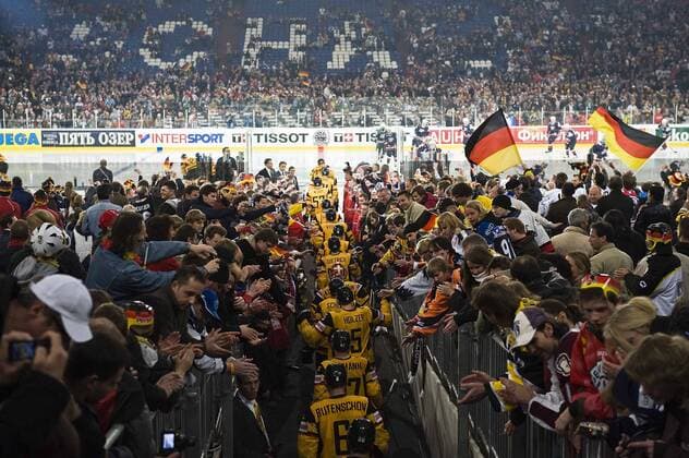 Einmarsch der deutschen Mannschaft durch die Zuschauermassen (Weltrekord) in der Arena auf Schalke, Eröffnungspiel USA - Deutschland, am 07.05.2010 in Gelsenkirchen, Eishockey Weltmeisterschaft 2010 o0 Nationalteam, Fan, Eishockeyfan, Publikum, totale o00 Besucherrekord Rekordbesuch