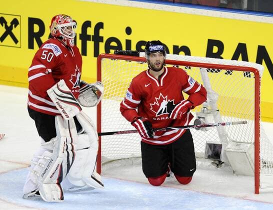 Li. Torhüter Chris Mason, re. Brent Burns, (Kanada), Kanada - Italien, Eishockey WM Mannheim, 08.05.2010 