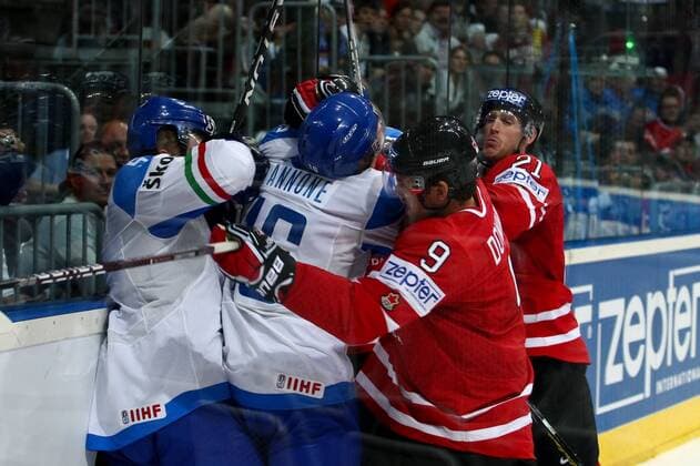 Eishockey-WM Kanada - Italien am 08.05.2010 in Mannheim Fight - Trevor Johnson ( Italien ), links - Patrick Iannone ( Italien ), mitte - Steve Downie ( Kanada ), rechts o0 Gerangel, Rangelei, Handgemenge, Rauferei, Schlägerei, Spannung
