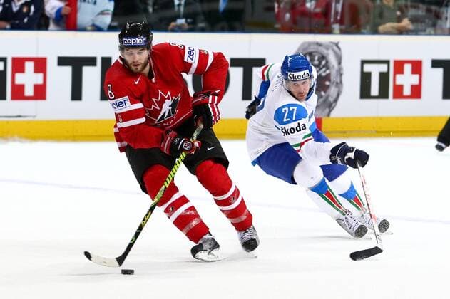 Eishockey-WM Kanada - Italien am 08.05.2010 in Mannheim: Brent Burns ( Kanada ), links - Michael Souza ( Italien ), rechts