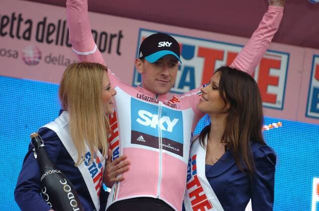 2010, Giro d Italia, Amsterdam - Amsterdam: Team Sky 2010, Bradley Wiggins im rosa Trikot -  o0 Siegerehrung Freude Hostess Hostessen Frau girl